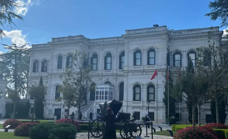 “İstanbul’un Gizli Hazinesi Yıldız Sarayı: Ziyaret Bilgileri ve Gezi Notları”