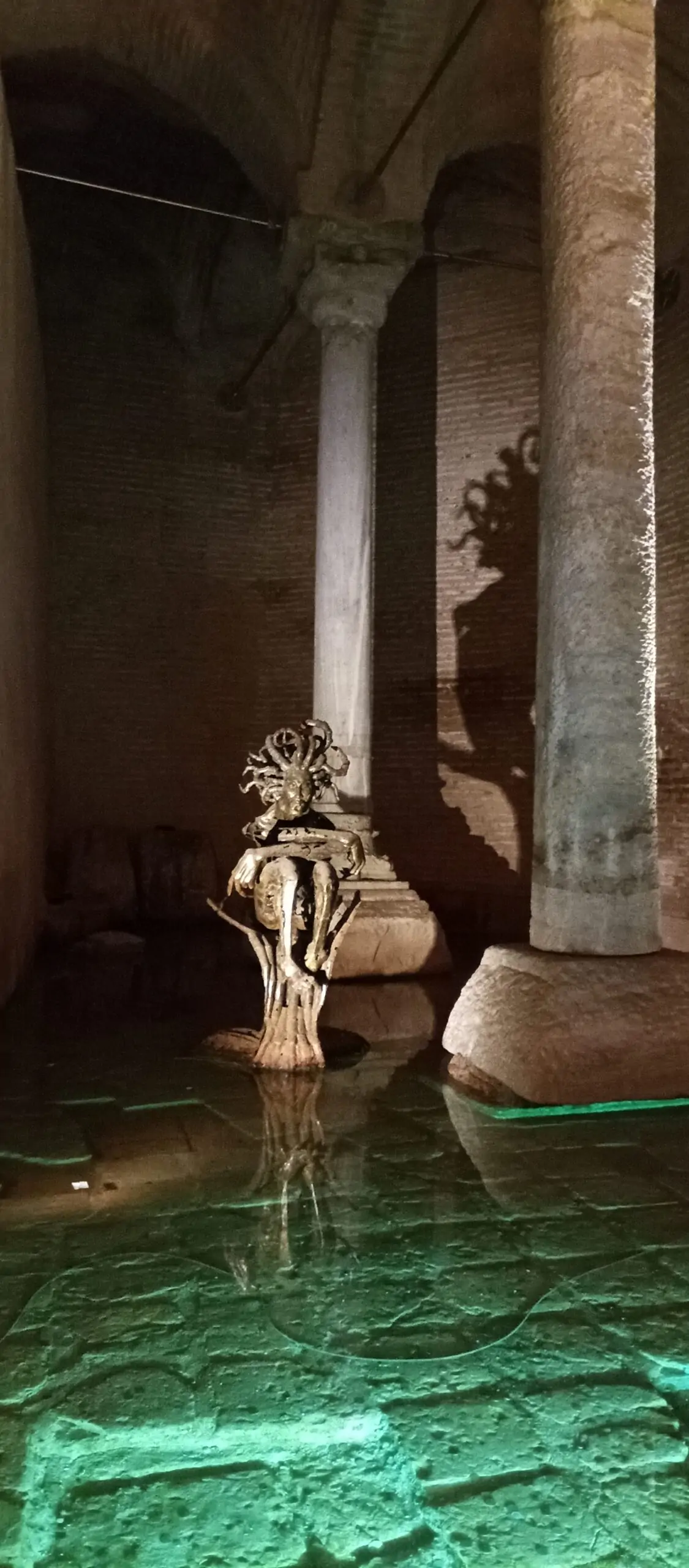 Yerebatan Sarnıcı’nın Gizemli Köşeleri: Ağlayan Sütun ve Medusa’nın Sırrı